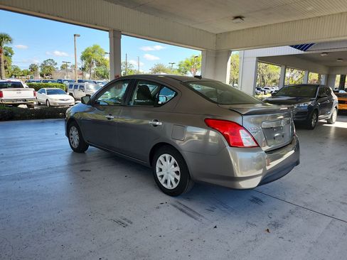 Used 2015 Nissan Versa SV w/ SV Tech Package image 3