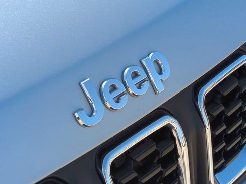 Used 2024 Jeep Compass Latitude image 30