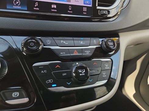 Used 2023 Chrysler Pacifica Touring-L FWD image 38