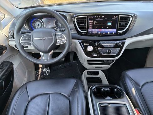 Used 2023 Chrysler Pacifica Touring-L FWD image 25
