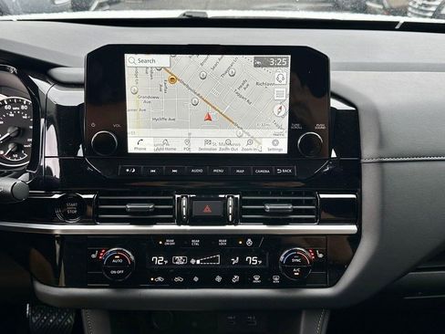 Used 2025 Nissan Pathfinder SL AWD/4WD image 26