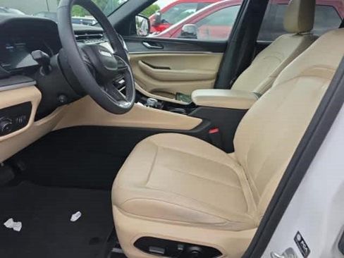 Used 2023 Jeep Grand Cherokee Limited w/ Luxury Tech Group II AWD/4WD image 6
