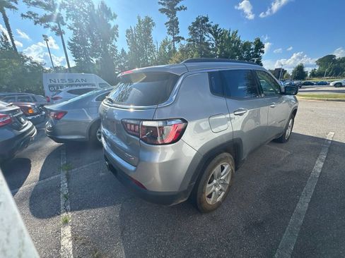 Used 2022 Jeep Compass Latitude w/ Convenience Group AWD/4WD image 2