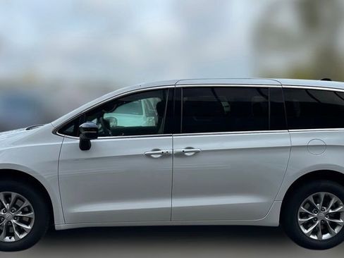 New 2026 Chrysler Pacifica Select AWD/4WD image 3