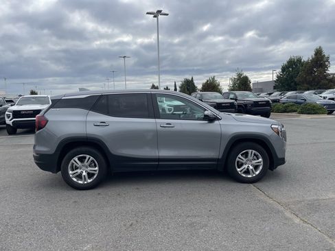 Used 2024 GMC Terrain SLE image 8