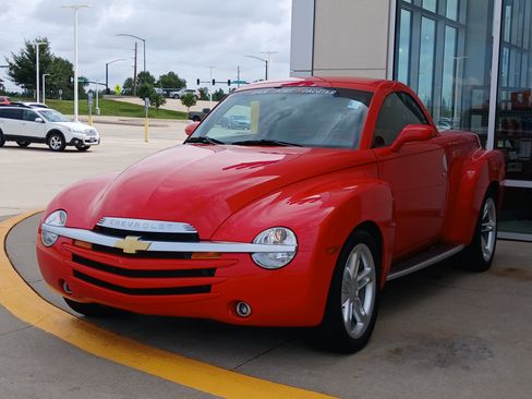 Used 2004 Chevrolet SSR w/ Preferred Equipment Group RWD image 16