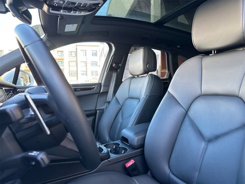 Used 2025 Porsche Macan image 5