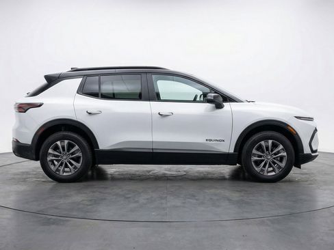 Used 2025 Chevrolet Equinox LT AWD/4WD image 8