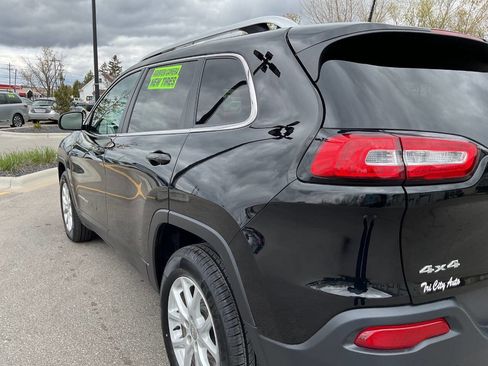 Used 2017 Jeep Cherokee Latitude w/ Cold Weather Group AWD/4WD image 5