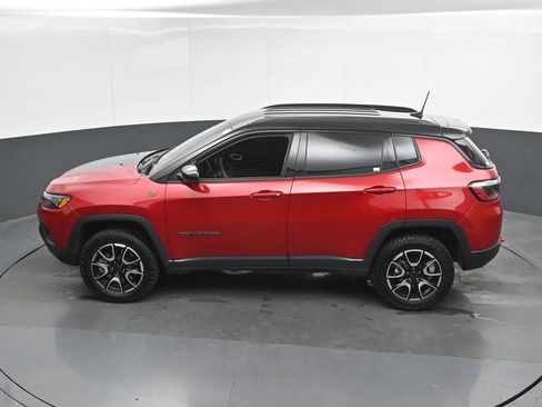 Used 2025 Jeep Compass Trailhawk AWD/4WD image 38