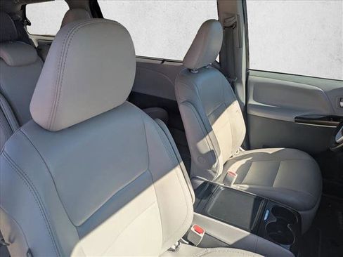 Used 2020 Toyota Sienna XLE Premium image 25