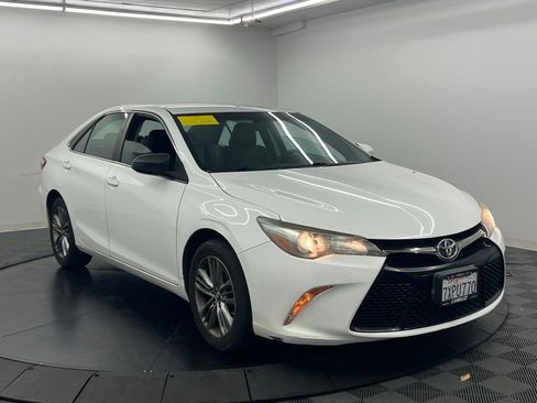 Used 2017 Toyota Camry SE FWD image 3