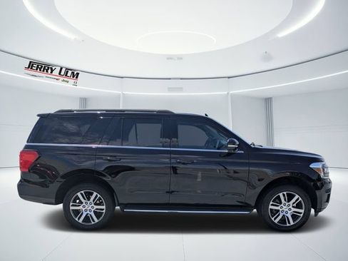 Used 2022 Ford Expedition XLT RWD image 2