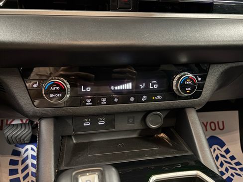 Used 2025 Mitsubishi Outlander SE FWD image 12