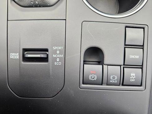 Certified 2024 Toyota Highlander XLE image 28