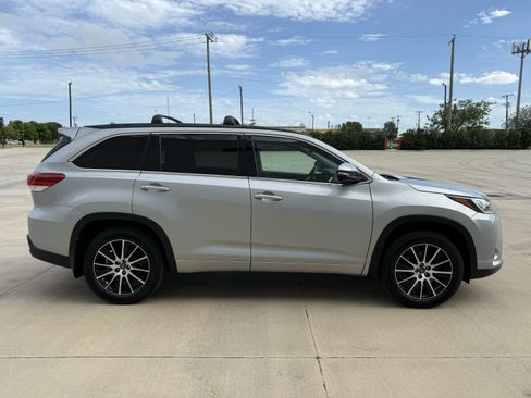 Used 2017 Toyota Highlander SE w/ Carpet Mat Package AWD/4WD image 5