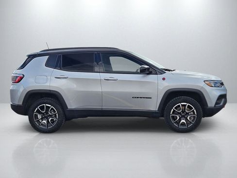 Used 2025 Jeep Compass Trailhawk w/ Trailer Tow Group AWD/4WD image 4