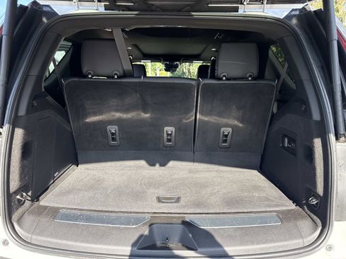 Used 2023 Cadillac Escalade Premium Luxury image 35