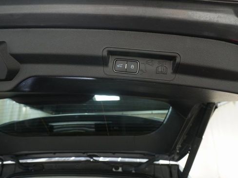 Used 2022 Ford Explorer XLT w/ Equipment Group 202A image 8