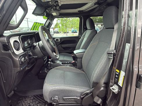 Used 2024 Jeep Wrangler Unlimited w/ Convenience Group AWD/4WD image 9