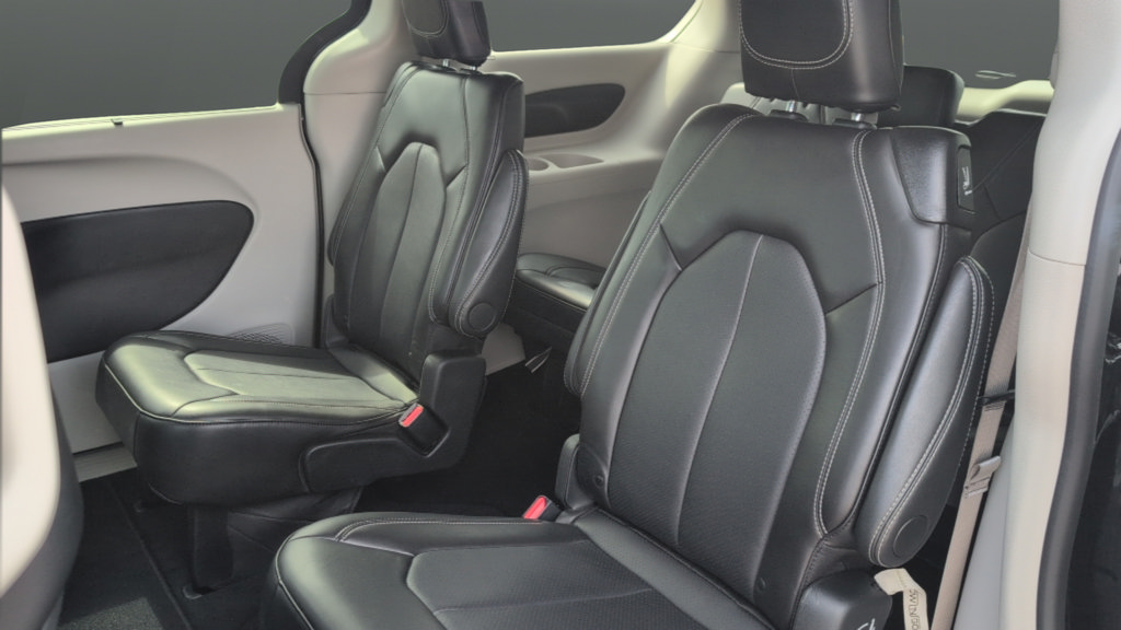 Used 2024 Chrysler Pacifica Touring-L FWD image 19