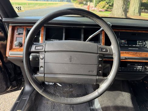 Used 1993 Lincoln Town Car Signature RWD image 36