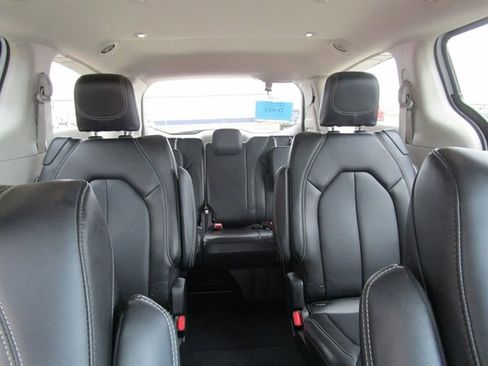 Used 2023 Chrysler Pacifica Touring-L FWD image 19