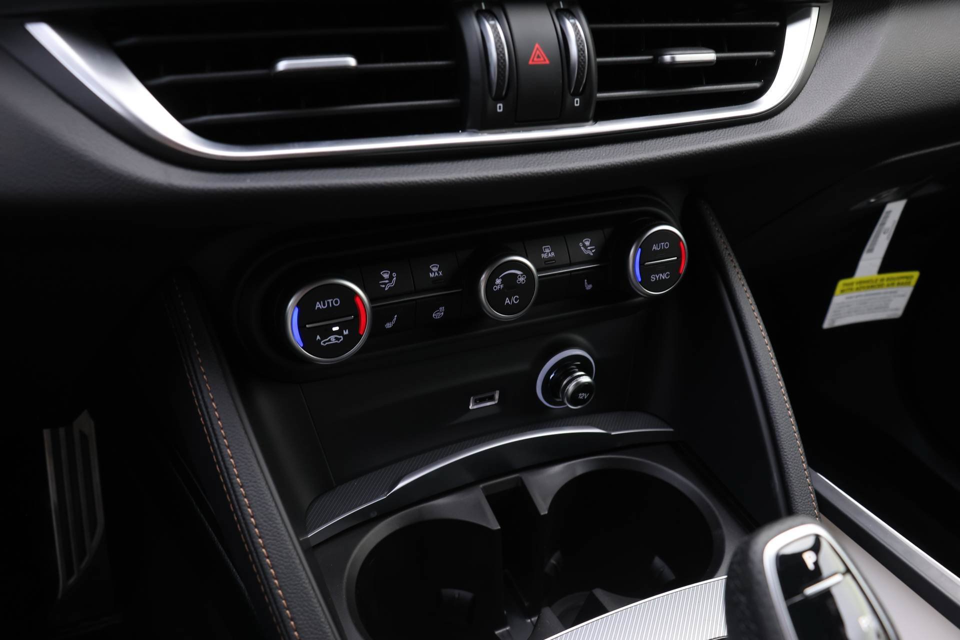New 2025 Alfa Romeo Stelvio Sprint w/ Convenience Pack AWD/4WD image 9