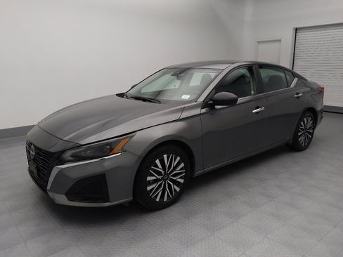 Used 2024 Nissan Altima 2.5 SV image 2