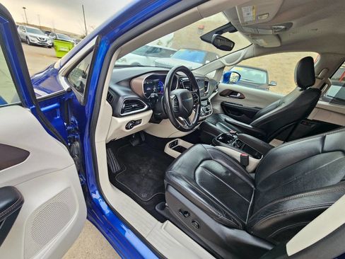 Used 2018 Chrysler Pacifica Touring-L image 7