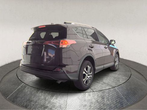 Used 2018 Toyota RAV4 LE AWD/4WD image 2