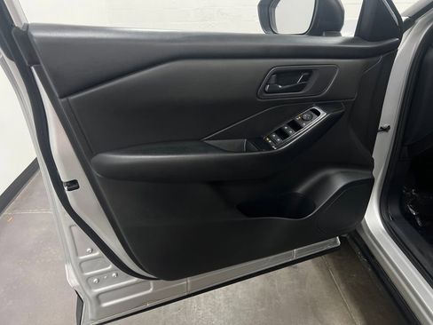 Used 2024 Nissan Rogue S FWD image 11