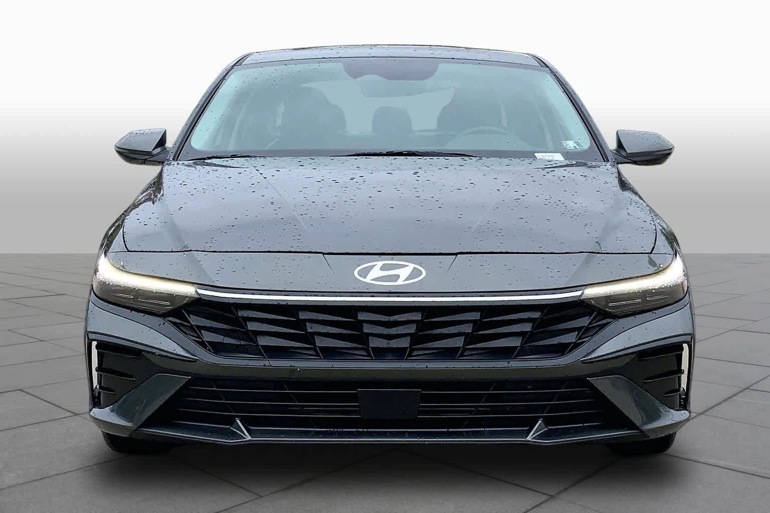 Used 2025 Hyundai Elantra Limited FWD image 4