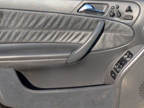 Used 2001 Mercedes-Benz C 320 Sedan image 11