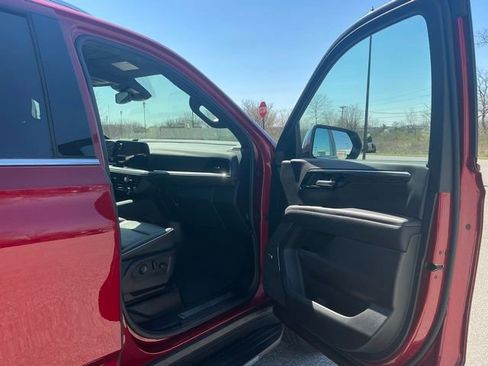 Used 2025 Chevrolet Suburban Premier AWD/4WD image 15