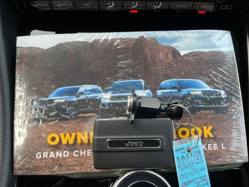 Used 2025 Jeep Grand Cherokee L Limited w/ Black Appearance Package image 34
