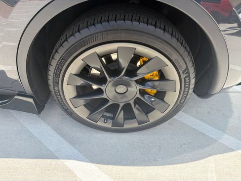 Used 2024 Tesla Model Y Long Range RWD image 8