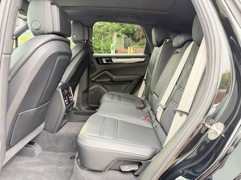 Used 2023 Porsche Cayenne Platinum Edition AWD/4WD image 16