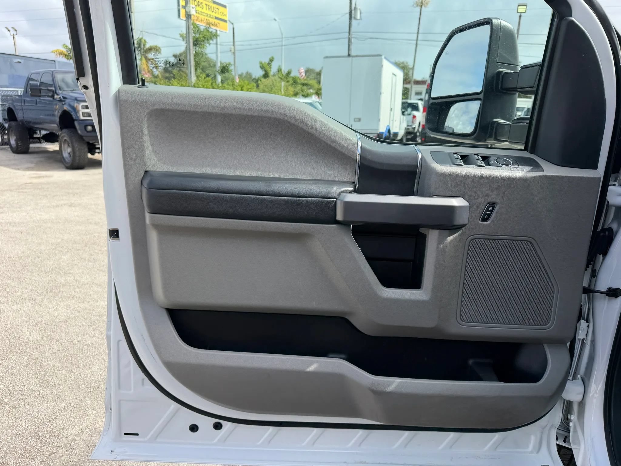 Used 2022 Ford F350 4x4 Crew Cab XLT image 9