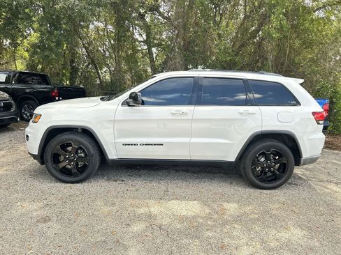 Used 2019 Jeep Grand Cherokee Laredo RWD image 4