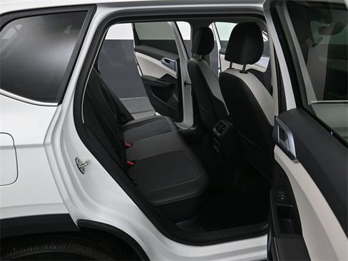 Certified 2025 Volkswagen Taos SE w/ Panoramic Sunroof Package image 31