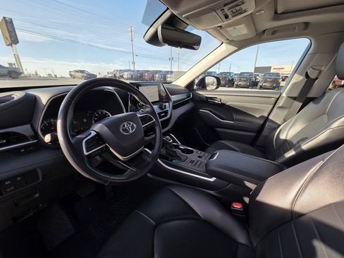 Used 2024 Toyota Highlander XLE image 10