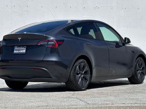 Used 2025 Tesla Model Y Long Range RWD image 3