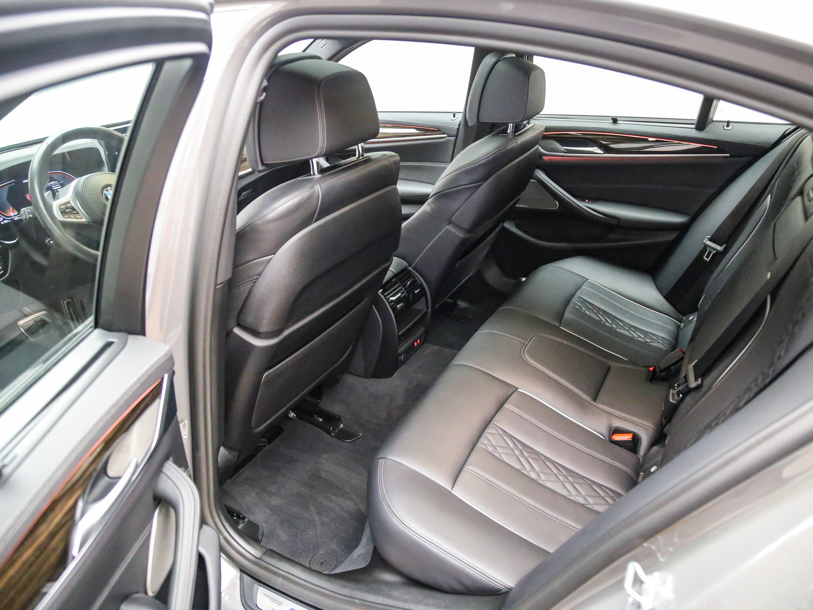 Used 2021 BMW M550i xDrive w/ Executive Package AWD/4WD image 20