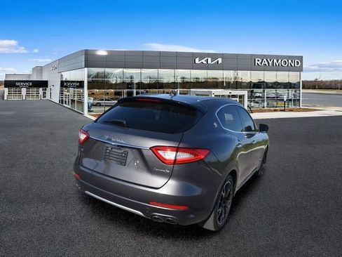 Used 2018 Maserati Levante GranLusso AWD/4WD image 3