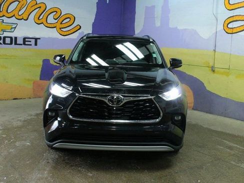 Used 2021 Toyota Highlander Platinum image 3