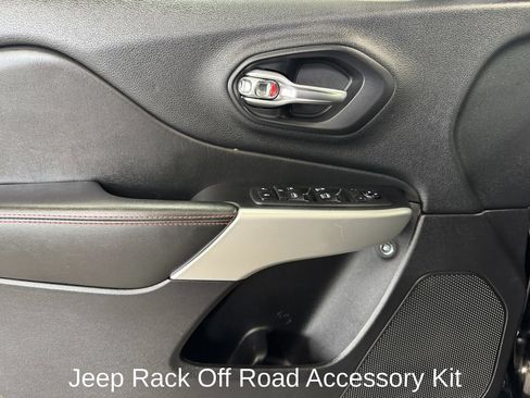 Used 2018 Jeep Cherokee Trailhawk w/ Cold Weather Group AWD/4WD image 10