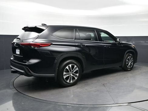 Used 2022 Toyota Highlander XLE AWD/4WD image 5