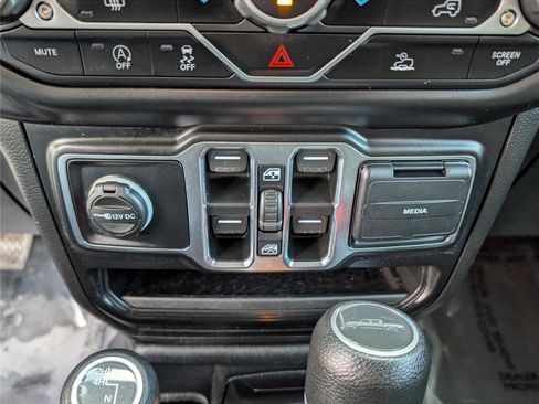 Used 2021 Jeep Gladiator Willys image 19