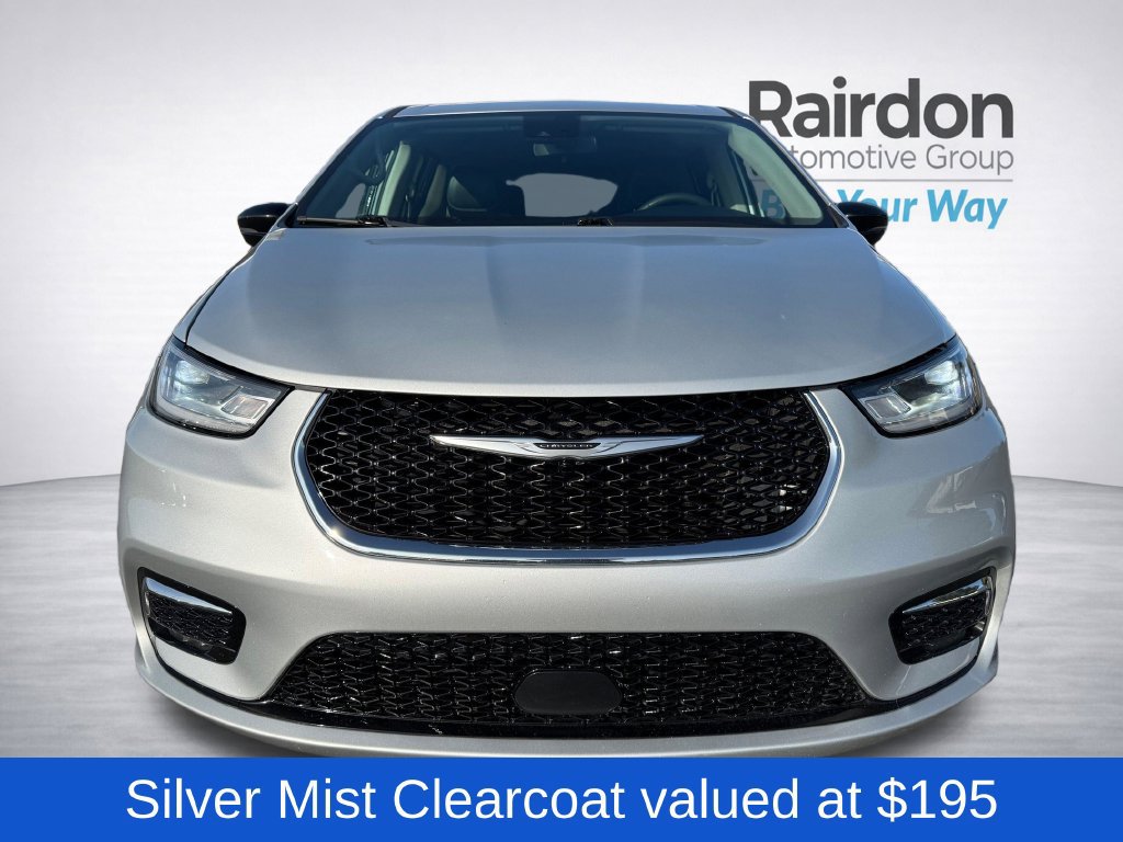 Used 2024 Chrysler Pacifica Touring-L FWD image 2
